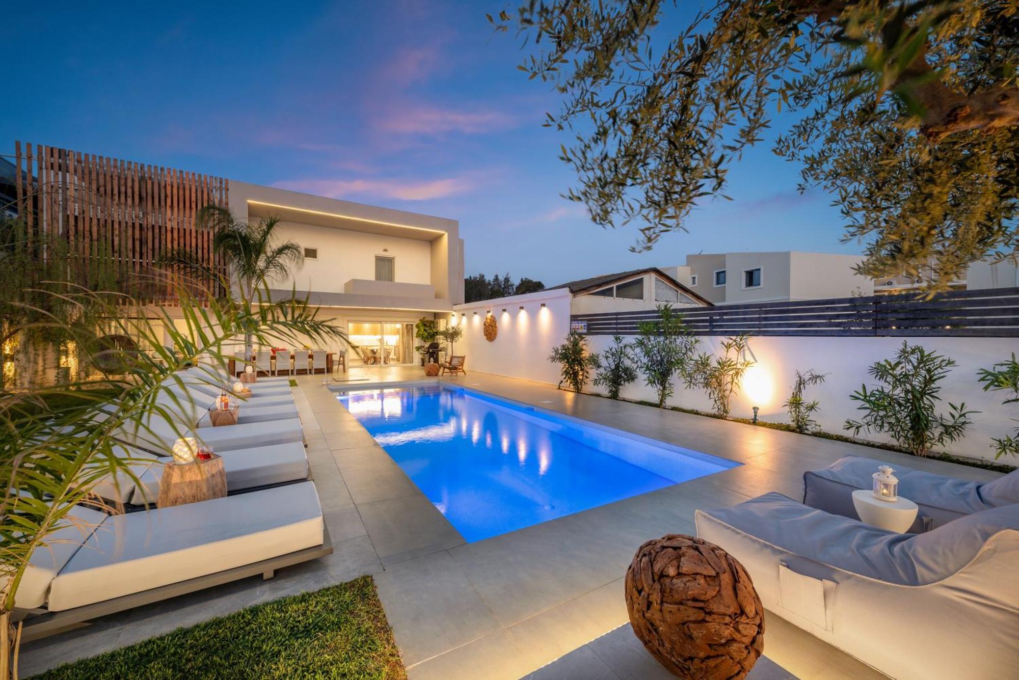 Hypnosis Beachside Villa With Private Heated Pool Georgioupoli Bagian luar foto